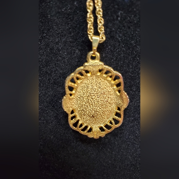 Amber pendant on goldtone chain - Picture 3 of 4